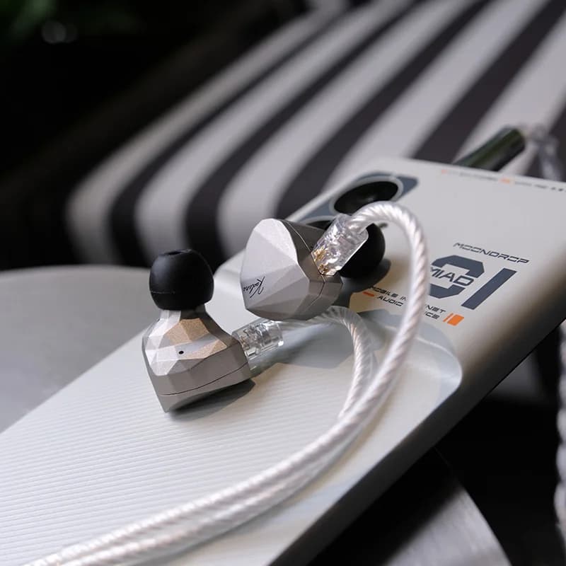 MOONDROP Kadenz Dynamic Driver lEMs in-ear headphones 4.4mm USB-C Wired Connection - 4