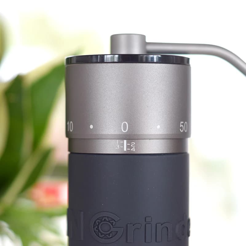 مطحنة قهوة يدوية Kingrinder K4 /K6 محمولة من الفولاذ المقاوم للصدأ 420 مع شفرة بطبقة تيتانيوم 48mm - 2
