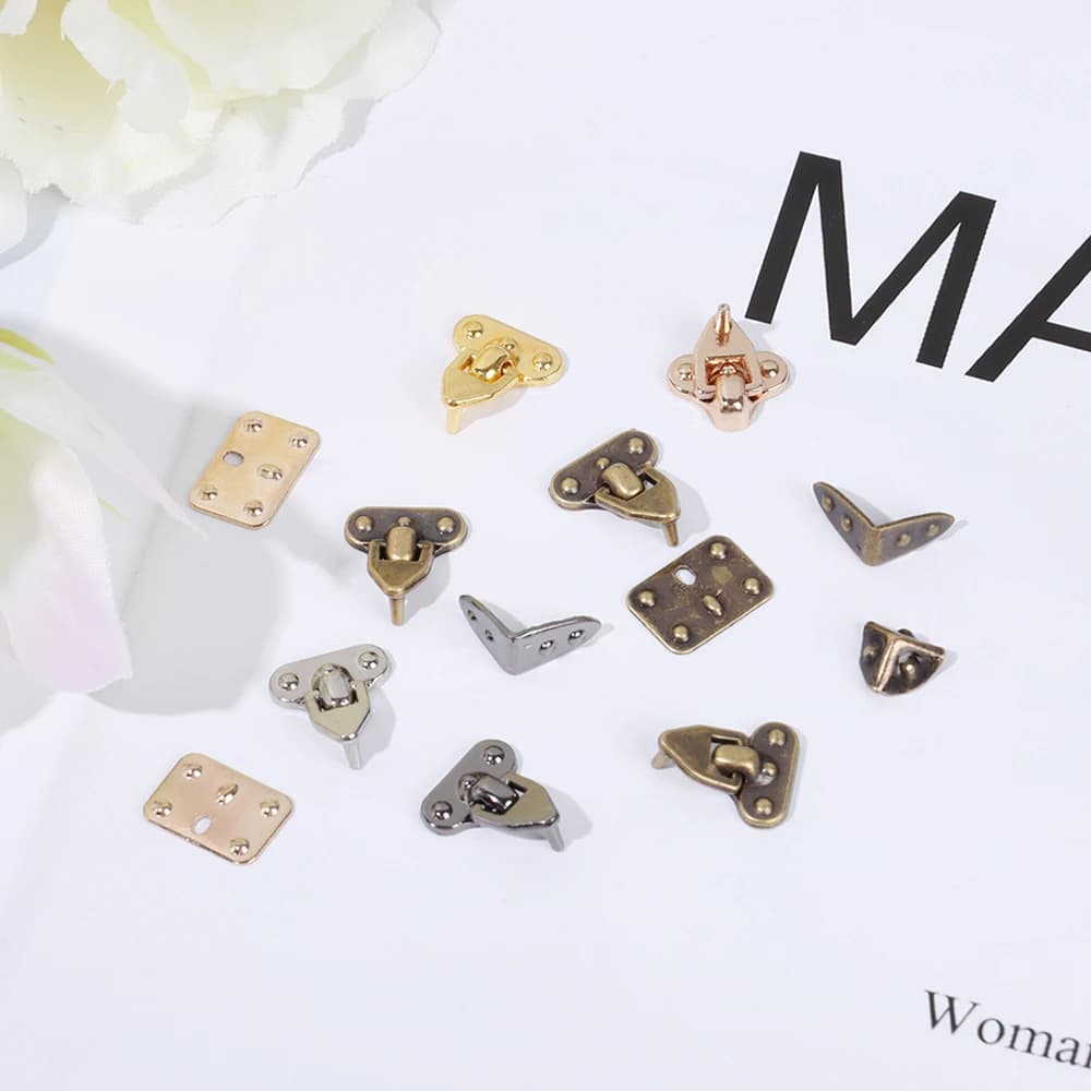 4 قطع حرف يدوية معدنية صغيرة DIY أجزاء دمية BJD حقيبة صندوق حافظة ركن حامي الأمتعة صندوق أقفال الصناديق ملحقات - 4