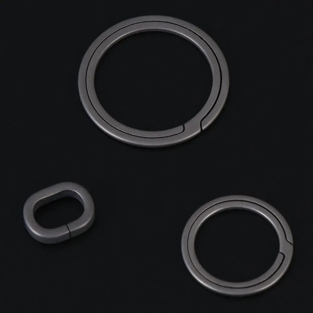 1 قطعة، سلسلة مفاتيح من سبائك التيتانيوم، خفيفة الوزن، مشبك خارجي، قلادة مفاتيح، هدية للرجال - 6