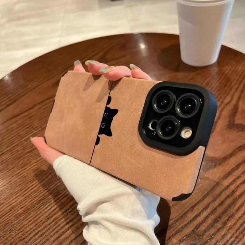 غطاء هاتف بطباعة قطة مختبئة، مناسب لـ iPhone 17-11، جلد وسيليكون، مقاوم للصدمات - 4