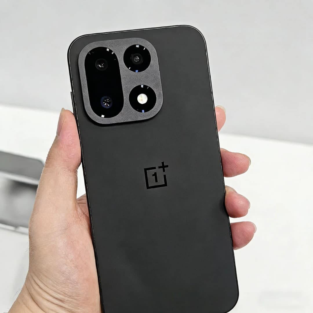 هاتف ون بلس 15 الذكي غير المقفول بمعالج سنابدراجون 8 إيليت الجيل الخامس، شاشة 6.78 بوصة بمعدل تحديث 165 هرتز، كاميرا خلفية ثلاثية 50 ميجابكسل، بطارية 7300 مللي أمبير - 3