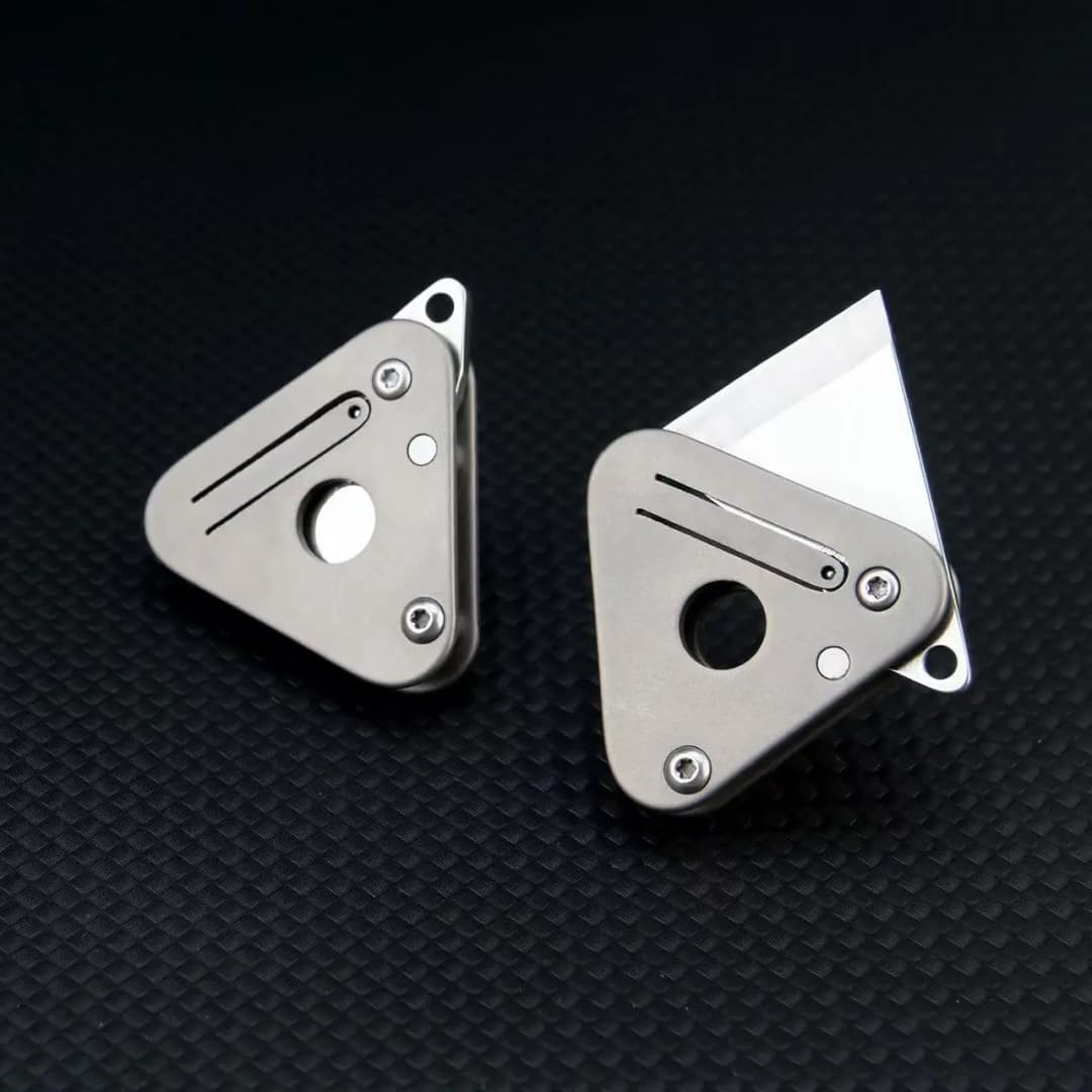 سكين طي مثلث من سبائك التيتانيوم أداة تكتيكية للتخييم في الهواء الطلق للدفاع عن النفس سكين فواكه سكين فتح الصناديق قلادة سلسلة المفاتيح - 5