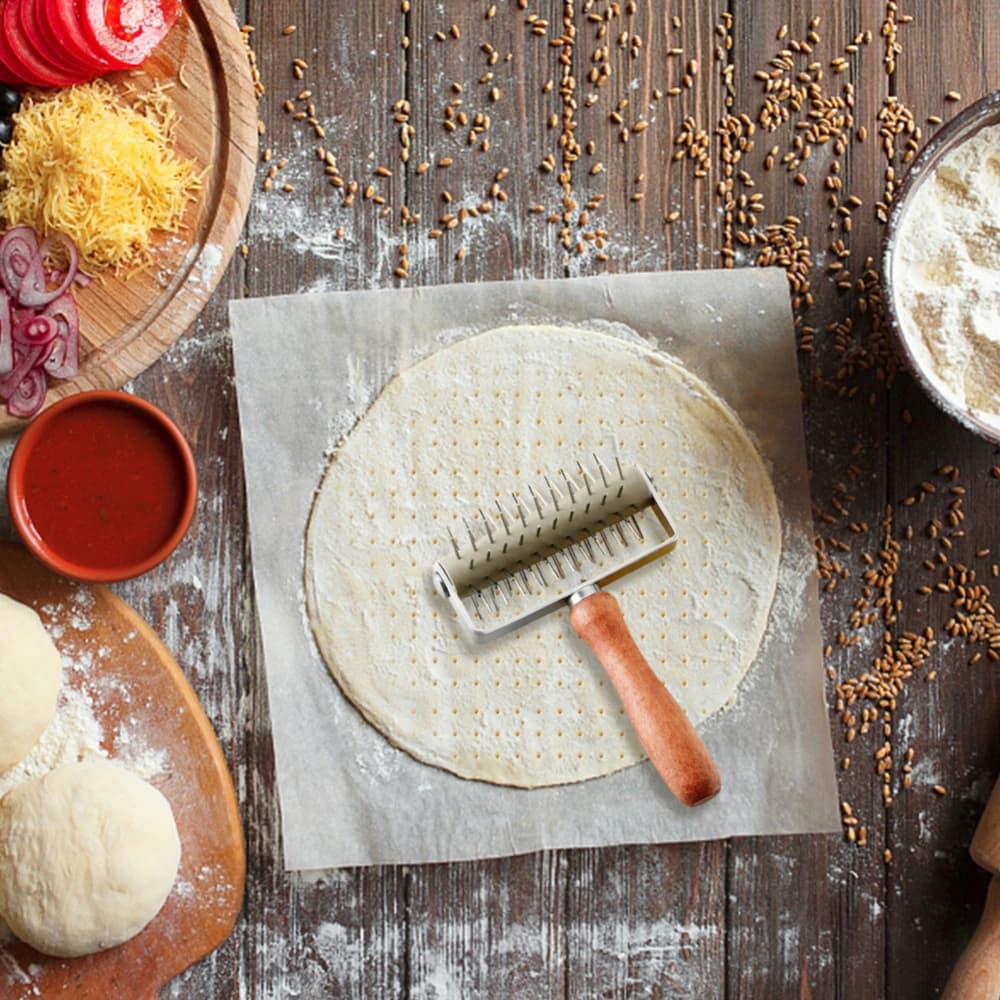 أسطوانة عجلة من الفولاذ المقاوم للصدأ لثقب عجين البيتزا والخبز مع مقبض خشبي لأدوات الخبز - 5