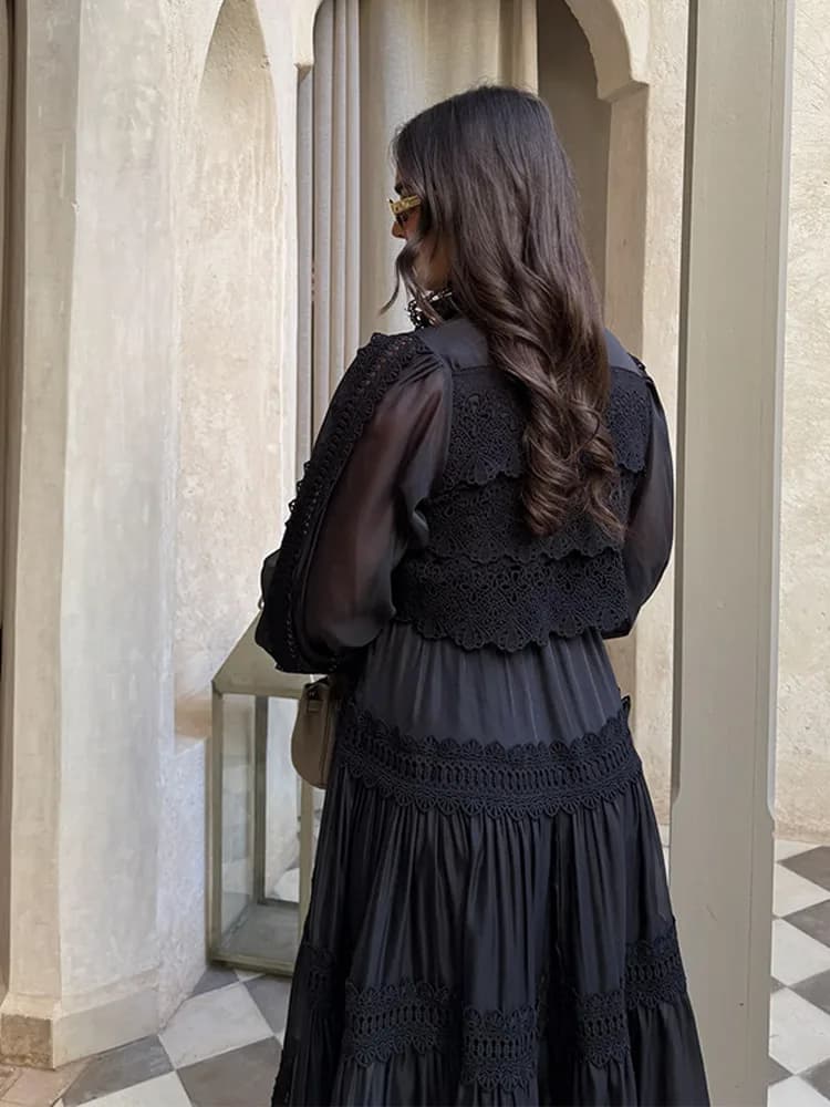 فستان طويل مفرغ بأكمام فانوسية، رباط وخرز، أزرار أمامية، ربيع وصيف 2026، تصميم سادة - 4