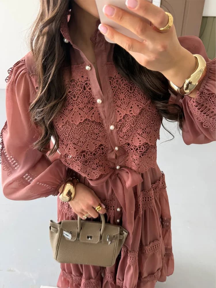 فستان طويل مفرغ بأكمام فانوسية، رباط وخرز، أزرار أمامية، ربيع وصيف 2026، تصميم سادة - 6