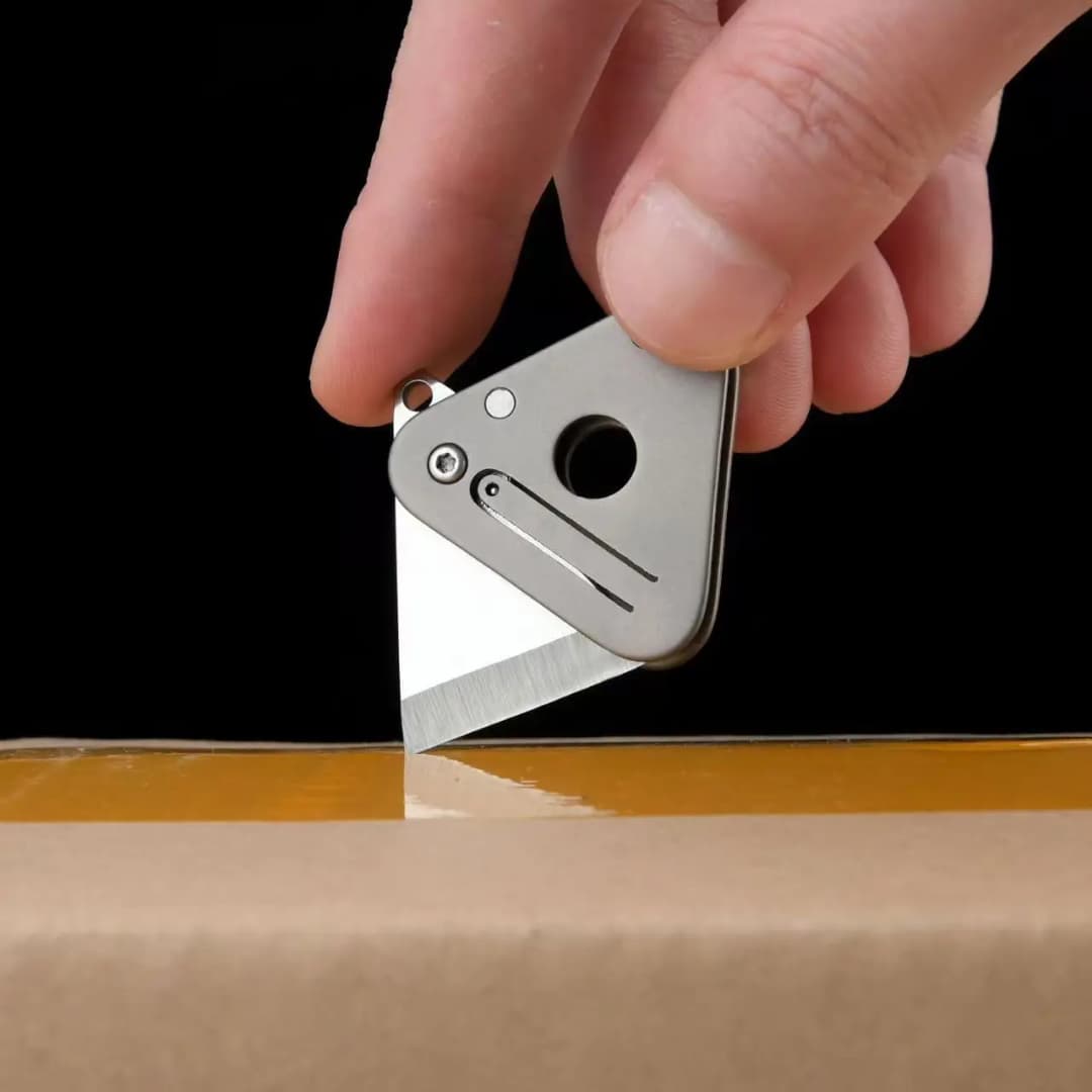 سكين طي مثلث من سبائك التيتانيوم أداة تكتيكية للتخييم في الهواء الطلق للدفاع عن النفس سكين فواكه سكين فتح الصناديق قلادة سلسلة المفاتيح - 2