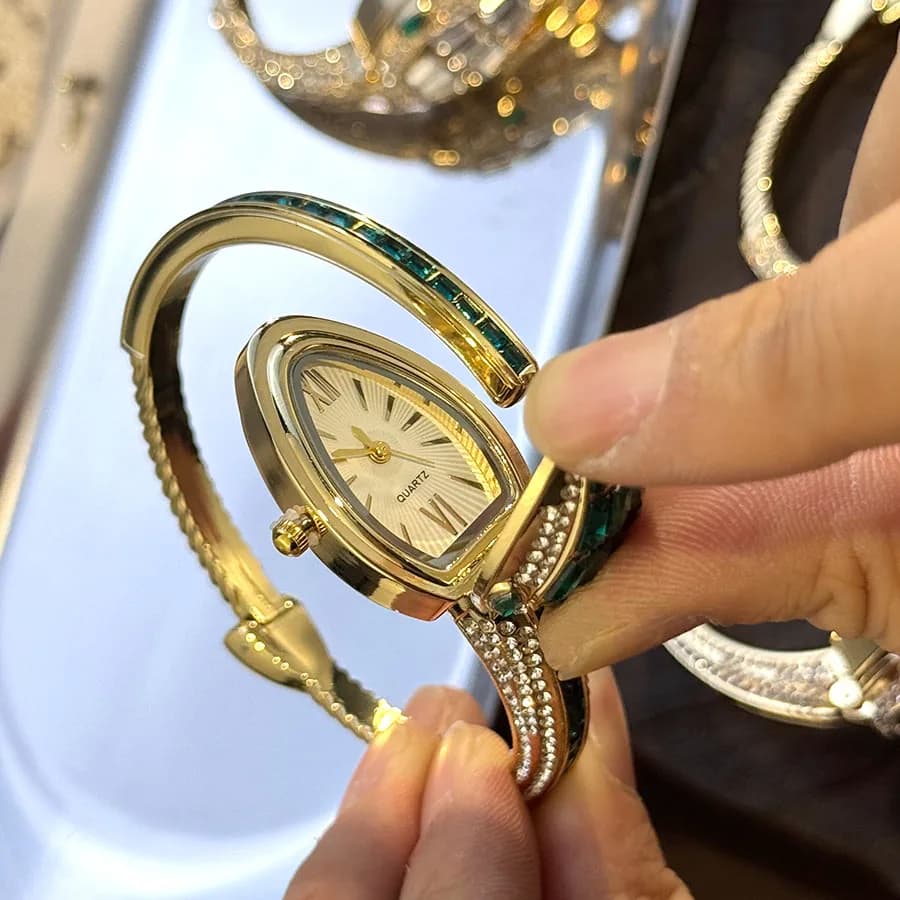 ساعة يد فاخرة مرصعة بالألماس على شكل ثعبان، سوار أنيق بتصميم أوروبي وأمريكي، حقيبة يد مفتوحة - 3