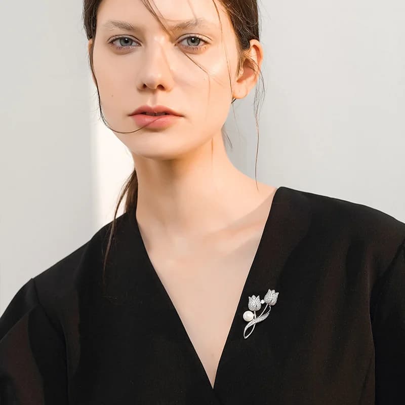 بروش زهرة التوليب الفاخر، تصميم أنيق مع أحجار بيضاء ووردية، مجوهرات 2023 - 5