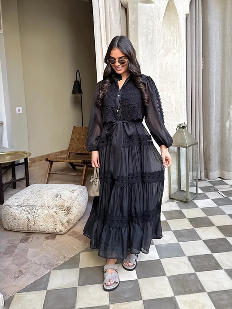 فستان طويل مفرغ بأكمام فانوسية، رباط وخرز، أزرار أمامية، ربيع وصيف 2026، تصميم سادة - 3