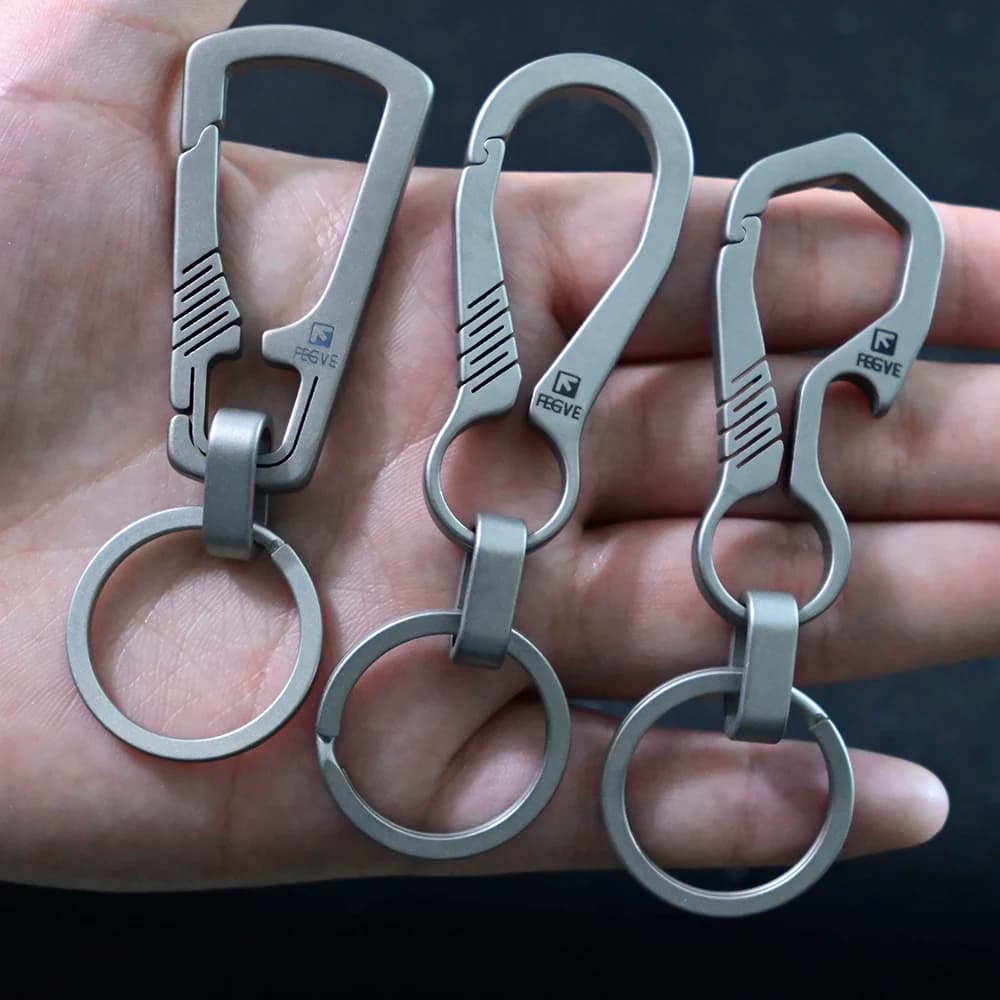 حقيقي التيتانيوم الفاخرة مفتاح سلسلة الرجال سيارة المفاتيح خفيفة الوزن للغاية EDC مجوهرات حلقة رئيسية حامل مشبك أفضل الهدايا اكسسوارات السيارات