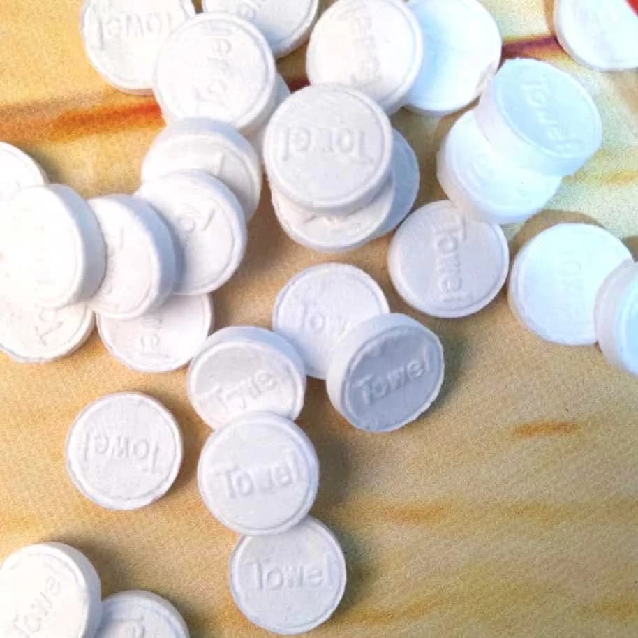 50 قطعة منشفة مضغوطة قابلة للتصرف مناديل عملات سفر منشفة مضغوطة صغيرة محمولة لتنظيف الوجه أثناء السفر والشواء والتخييم - 4