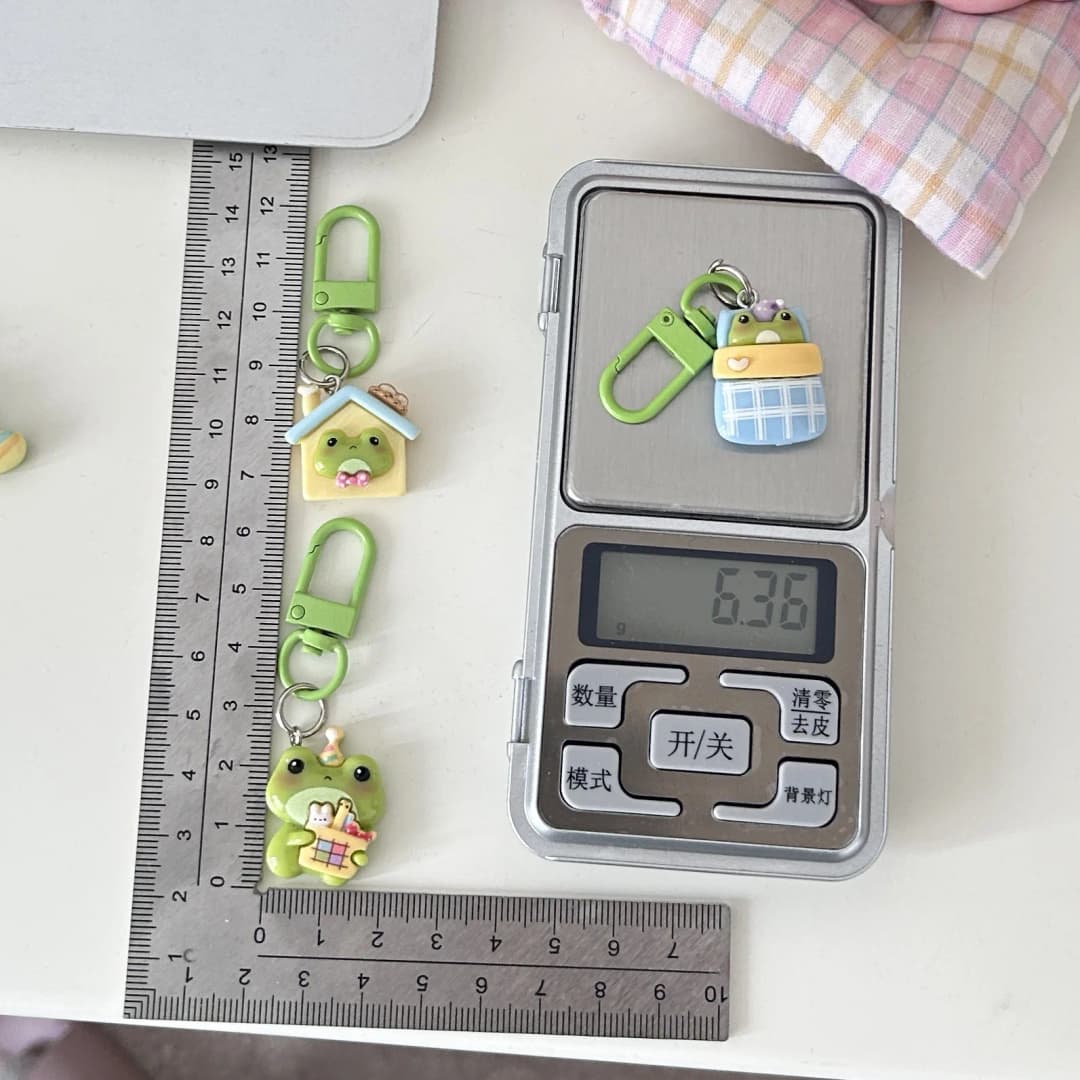 سلسلة مفاتيح على شكل ضفدع كرتوني، إطار صور مزهرية منزل لطيف، قلادة ضفدع، حلقة مفاتيح سيارة، زخارف حقيبة ظهر، إكسسوارات حقيبة