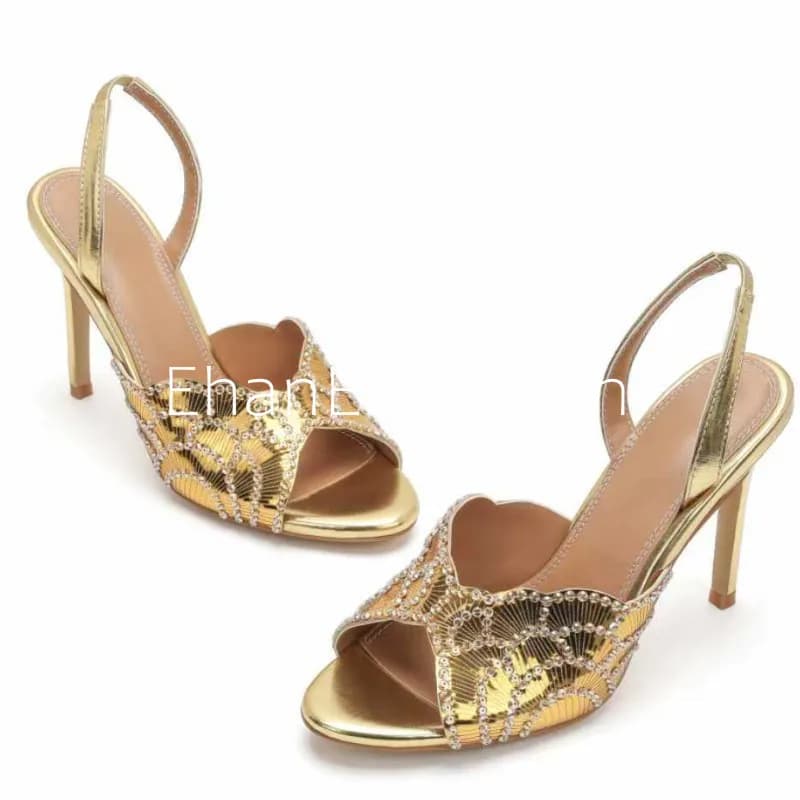 صنادل نسائية جديدة لصيف 2026 بكعب عالي ومرصعة بالترتر الذهبي، صنادل مقاس كبير لحفلات الزفاف - 2