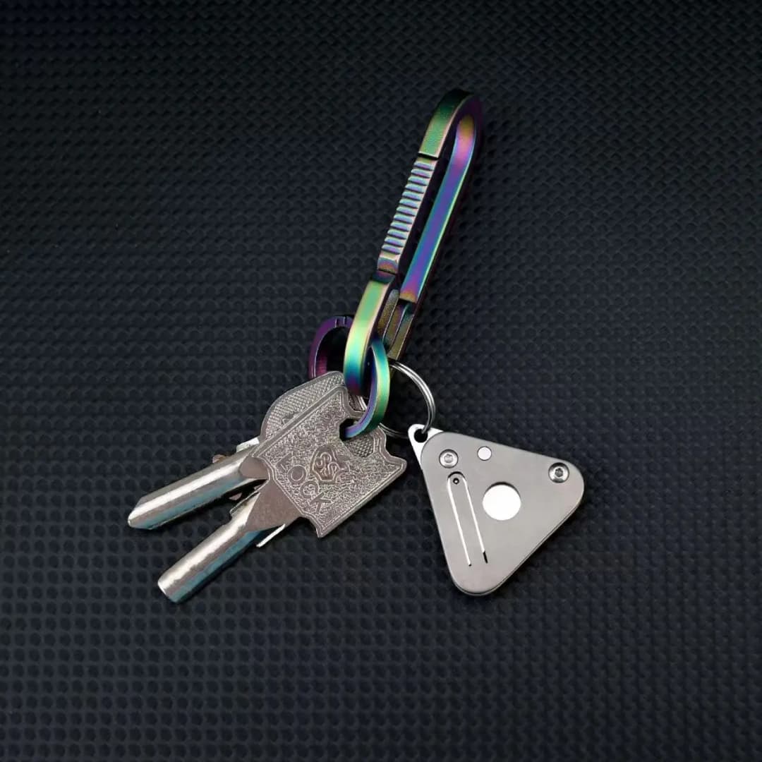 سكين طي مثلث من سبائك التيتانيوم أداة تكتيكية للتخييم في الهواء الطلق للدفاع عن النفس سكين فواكه سكين فتح الصناديق قلادة سلسلة المفاتيح - 3