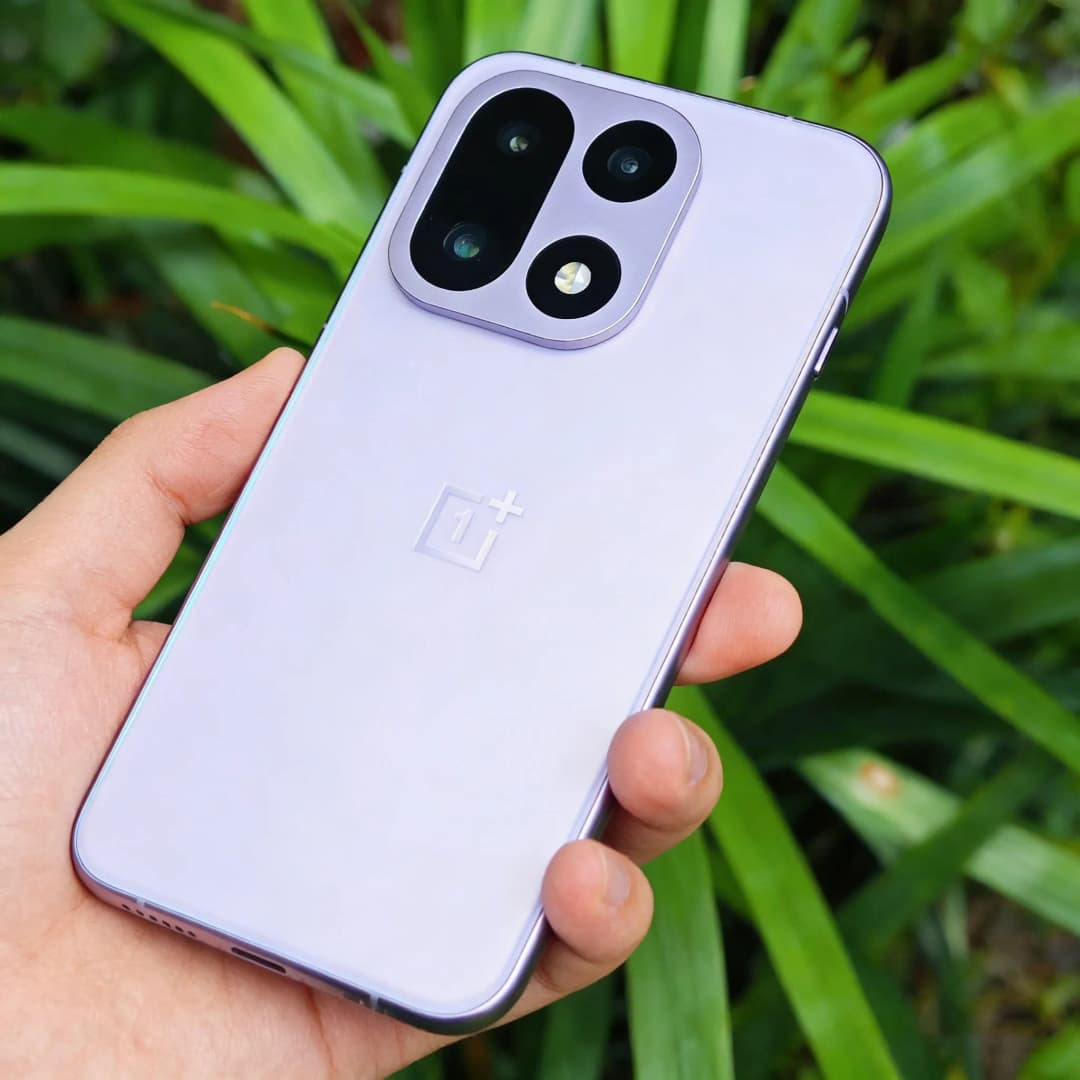 هاتف ون بلس 15 الذكي غير المقفول بمعالج سنابدراجون 8 إيليت الجيل الخامس، شاشة 6.78 بوصة بمعدل تحديث 165 هرتز، كاميرا خلفية ثلاثية 50 ميجابكسل، بطارية 7300 مللي أمبير - 4