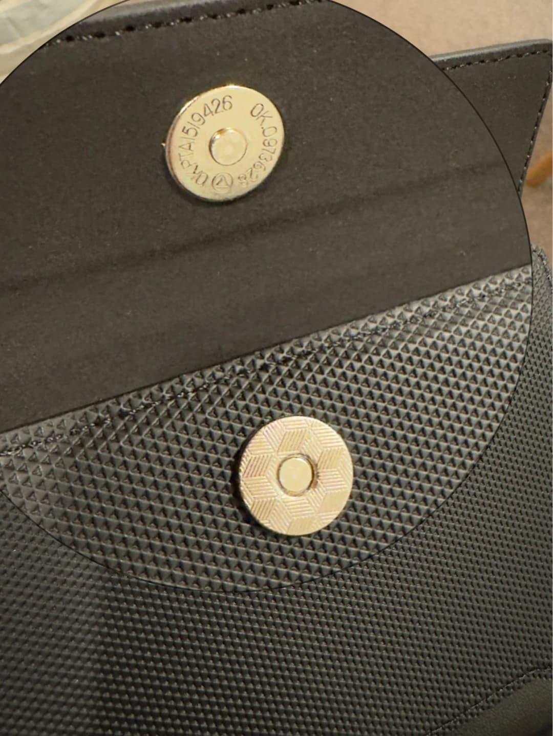 حافظة جواز سفر عالمية من Spigen مع حجب RFID، محفظة أصلية، حماية من السرقة والسقوط، هدية حافظة بطاقات - 6