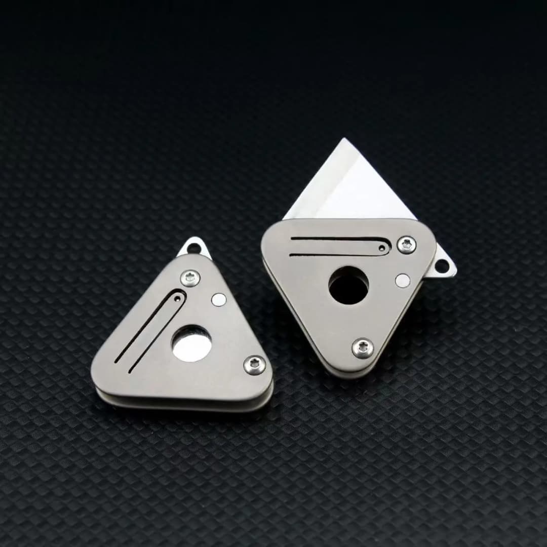 سكين طي مثلث من سبائك التيتانيوم أداة تكتيكية للتخييم في الهواء الطلق للدفاع عن النفس سكين فواكه سكين فتح الصناديق قلادة سلسلة المفاتيح - 6