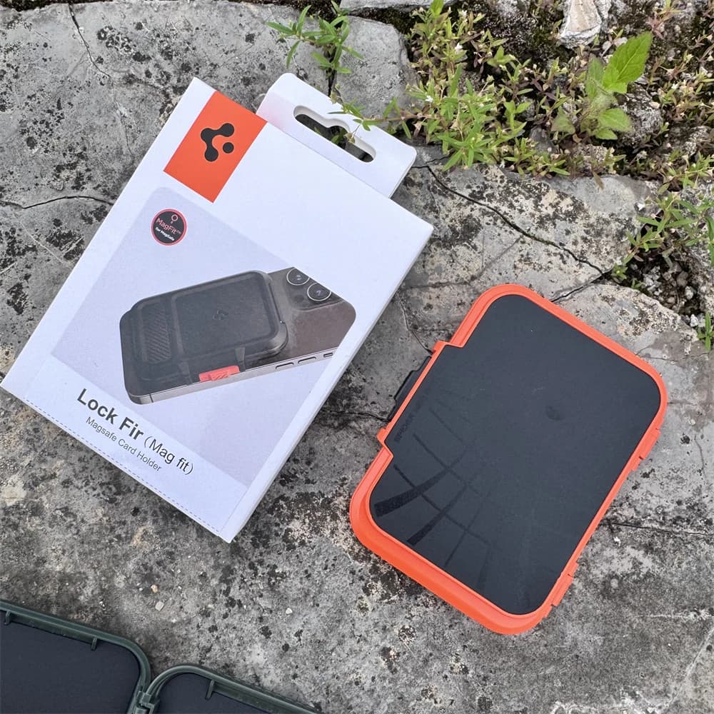 حامل بطاقات مغناطيسي قوي من Spigen لمحفظة MagSafe لهواتف iPhone 17 و16 و15 وسلسلة Pixel 10 مع قفل آمن يحمل 5-6 بطاقات - 2