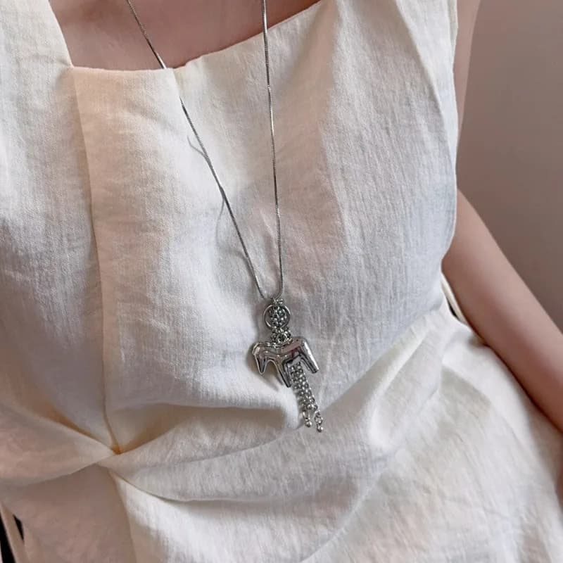 قلادة مينار إن إس موضة بسطح أملس على شكل حصان مع شرابة معلقة للنساء سلسلة ثعبان مطلية بالفضة سلسلة طويلة للكنزة - 4