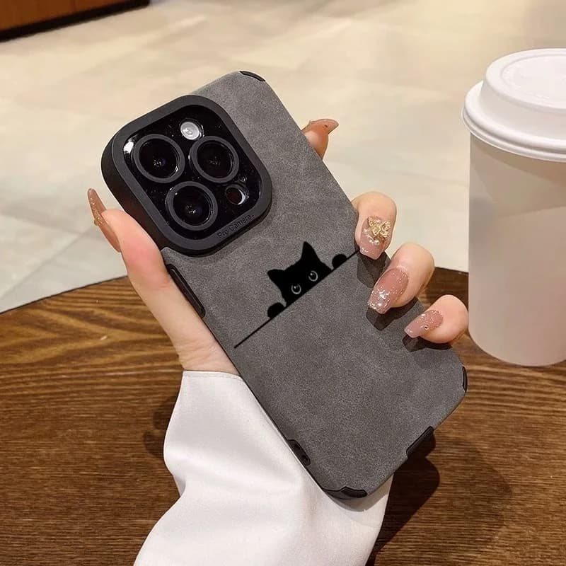 غطاء هاتف بطباعة قطة مختبئة، مناسب لـ iPhone 17-11، جلد وسيليكون، مقاوم للصدمات