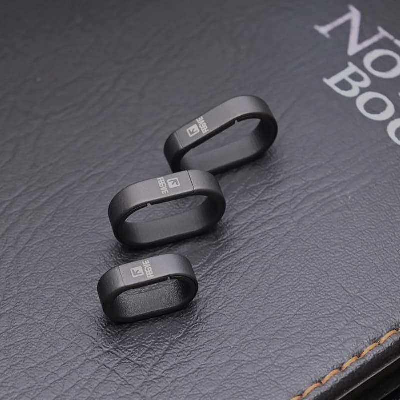 حلقة مفاتيح سريعة الفك من سبائك التيتانيوم بطلاء PVD أسود لمفاتيح السيارات وإكسسوارات الاستخدام اليومي حلقة توصيل معدنية مدمجة ومتينة