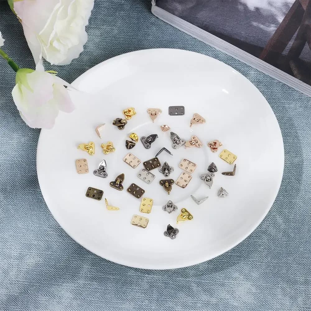 4 قطع حرف يدوية معدنية صغيرة DIY أجزاء دمية BJD حقيبة صندوق حافظة ركن حامي الأمتعة صندوق أقفال الصناديق ملحقات - 4