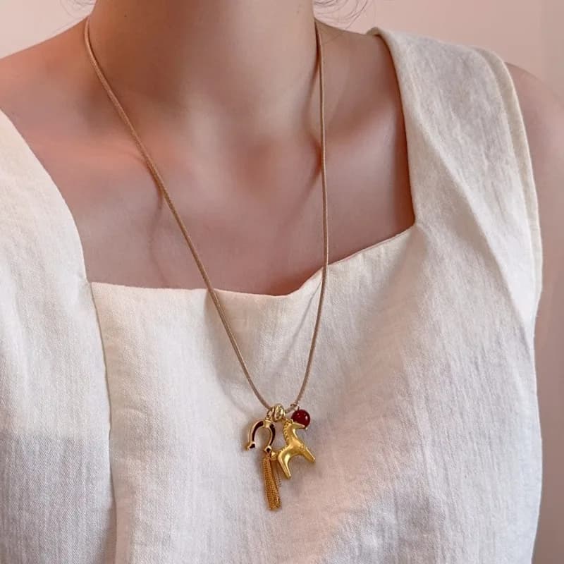 قلائد معلقة بخرز متعدد الشرابات على شكل حصان كارتوني معدني مضحك من مينار للنساء، سلسلة قلادة طويلة قابلة للتعديل من حبل الشمع - 4