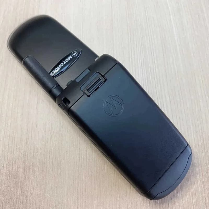 هاتف محمول كلاسيكي قديم Motorola V998 بتصميم صدفي قابل للطي مناسب كهاتف احتياطي تقليدي - 3
