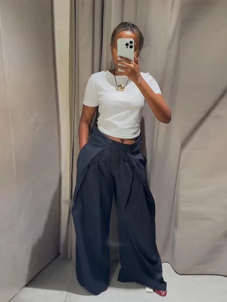 بنطلونات واسعة مخططة للنساء بخصر عالي وتصميم مستقيم لربيع 2026 - 2