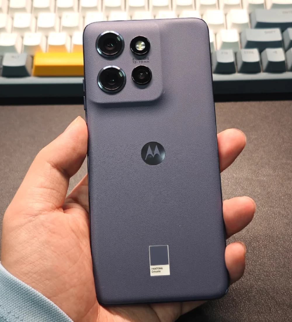 هاتف موتورولا موتو إس50 ديمينسيتي 7300 5جي بشاشة 6.36 بوصة 120 هرتز P-OLED وبطارية 4310 مللي أمبير في الساعة وشحن 68 واط سوبر فووك وكاميرا 50 ميجابكسل مع دعم جوجل - 4