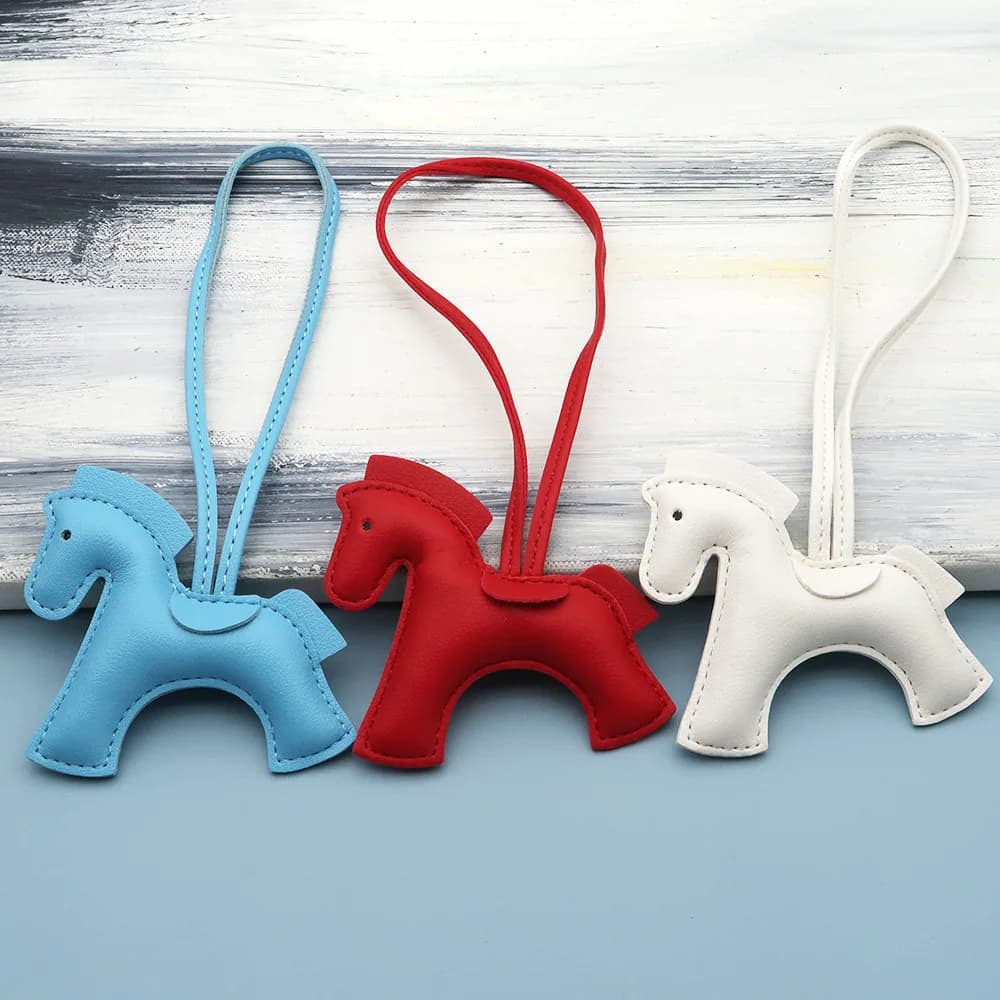 قطعة واحدة من زينة الحصان الصغير المصنوعة من الجلد الصناعي عالي الجودة للنساء؛ سلسلة مفاتيح سيارة أنيقة وملونة على شكل حصان كتذكار لعيد الميلاد - 4