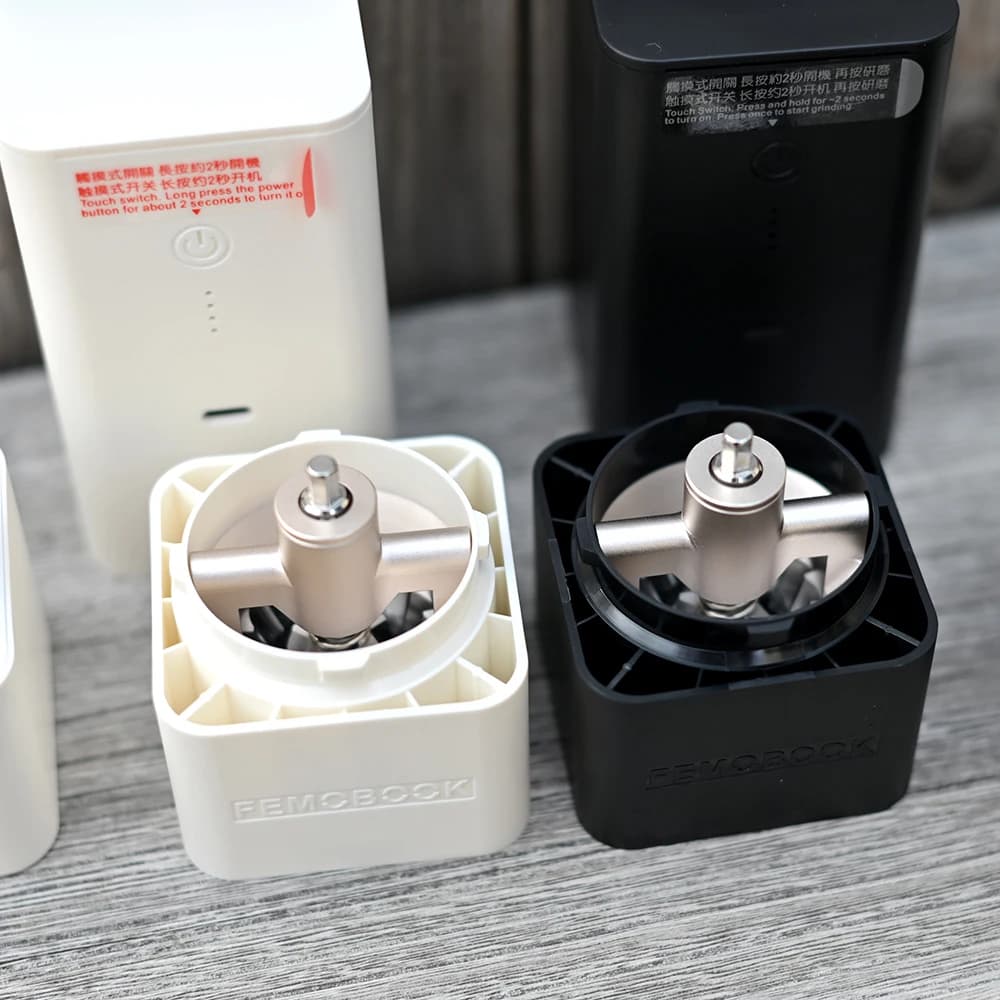 مطحنة كهربائية محمولة FEMOBOOK A2، قابلة للشحن، مع شفرة 7 نواة، تصميم بجذب مغناطيسي، بطارية 4000 مللي أمبير - 3