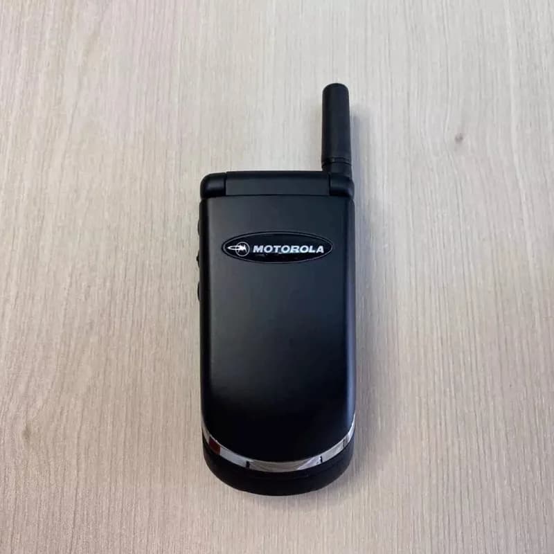 هاتف محمول كلاسيكي قديم Motorola V998 بتصميم صدفي قابل للطي مناسب كهاتف احتياطي تقليدي - 2
