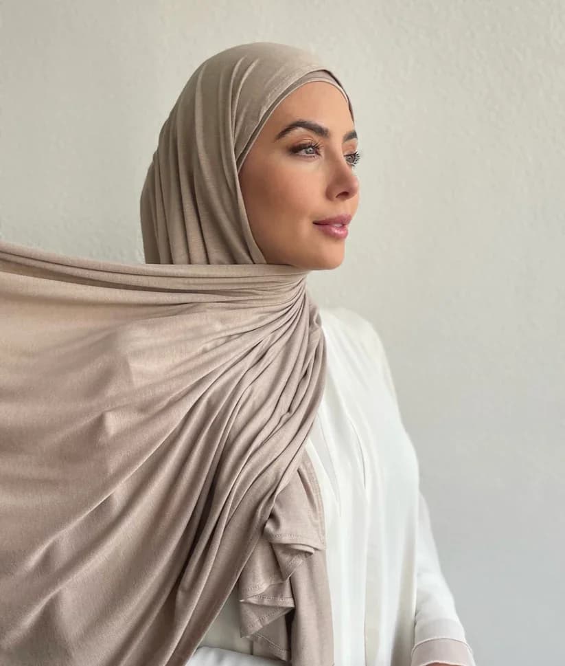 طقم حجاب جيرسي متطابق مكون من قطعتين من حجاب جيرسي بألوان متطابقة مع شالات داخلية - 2