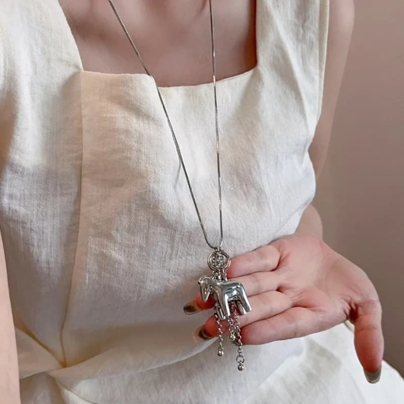 قلادة مينار إن إس موضة بسطح أملس على شكل حصان مع شرابة معلقة للنساء سلسلة ثعبان مطلية بالفضة سلسلة طويلة للكنزة - 2