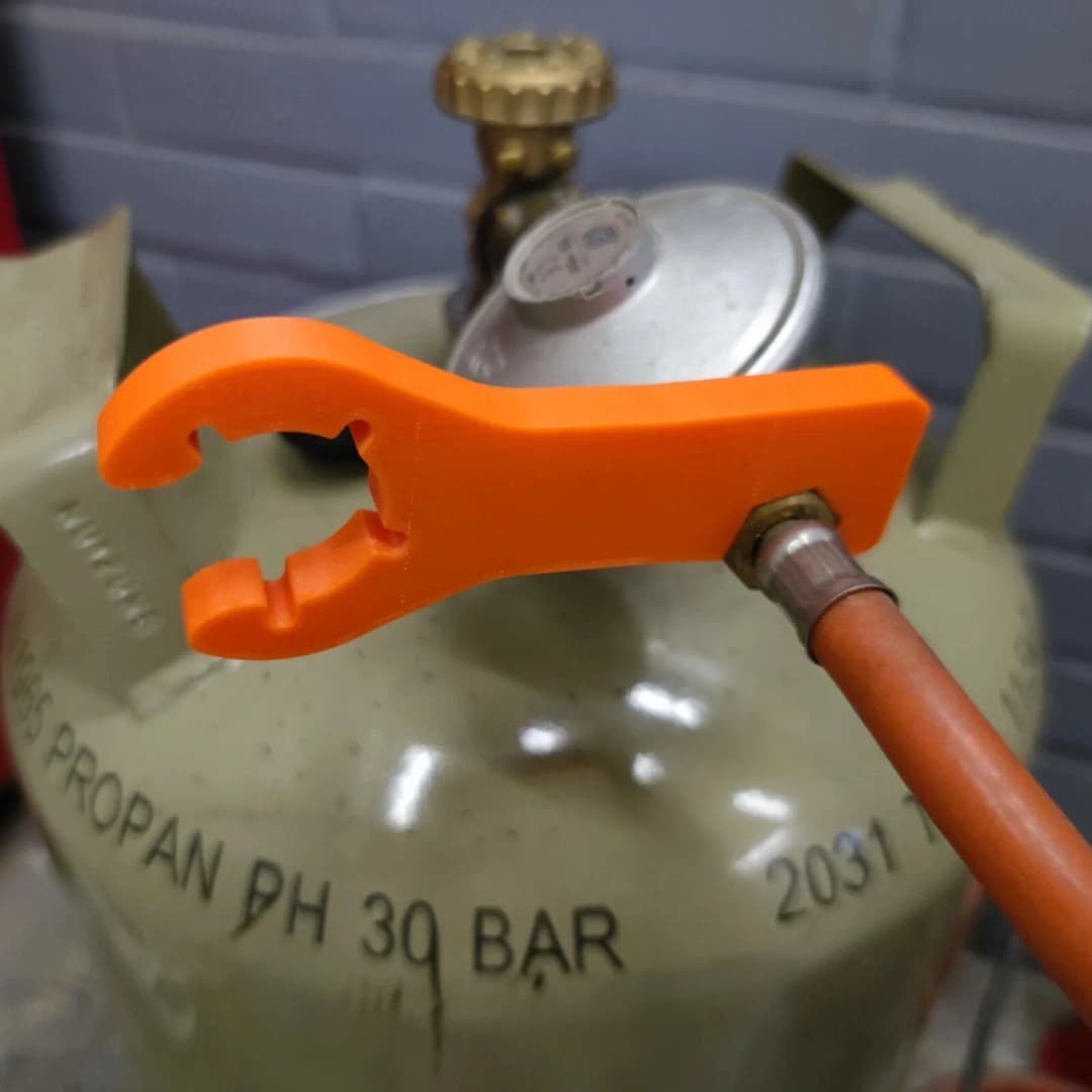 مفتاح زجاجة غاز 2 في 1 للمركبات الترفيهية والشوايات الخارجية، مفتاح أسطوانة غاز خفيف الوزن مع مغناطيس - 2