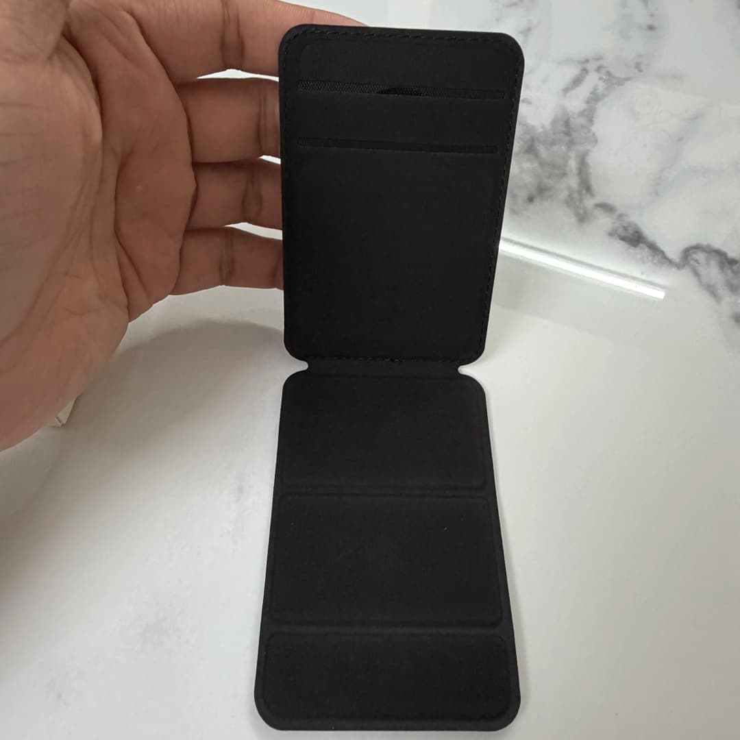 حافظة بطاقات محفظة Spigen الأصلية القابلة للطي المغناطيسية لهواتف iPhone 17 و16 و15 و14 Pro Max متوافقة مع Magsafe مع حامل صندوق - 6