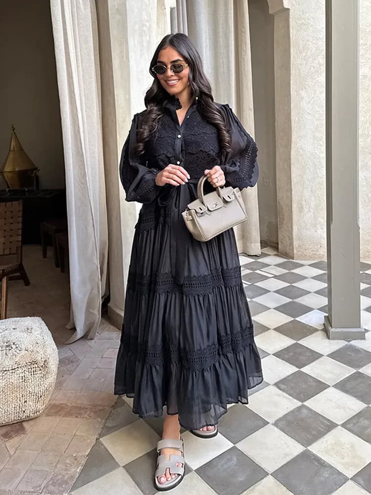 فستان طويل مفرغ بأكمام فانوسية، رباط وخرز، أزرار أمامية، ربيع وصيف 2026، تصميم سادة